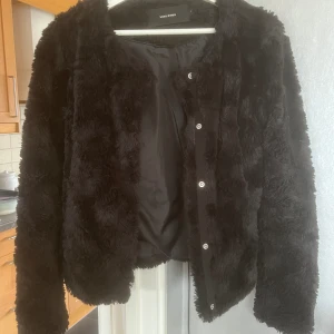 Pälsjacka  - Pälsjacka från Vero Moda som är i jättefint skick! 