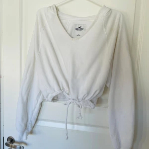 Hollister hoodie - Använd få gånger jättefint skick. Säljs inte längre i butik. Går att knyta i midjan strl S