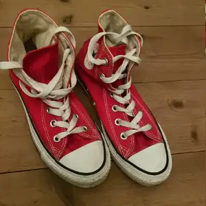 Jättesnygga höga röda Converse! Ser ut som nya, lite smuts på det vita!