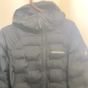 Peak performance jacka - Peak jacka  -skick 9/10 -strl m -nypris 3100kr  Legar i garderoben för det mesta, hit me up! Passar män, kvinnor och alla kön säkert nog.  Mvh D 