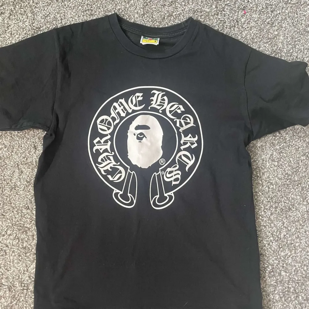 Säljer denna helt oanvända bape x chrome hearts t shirten. Pris/mått kan diskuteras i DM. T-shirts.