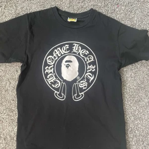 Bape x Chrome Hearts t-shirt - Säljer denna helt oanvända bape x chrome hearts t shirten. Pris/mått kan diskuteras i DM