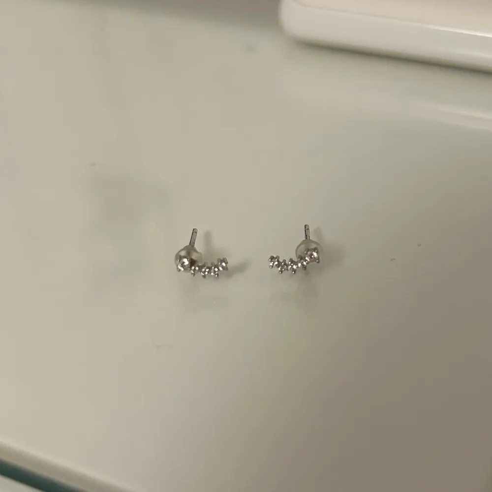 Silverörhängen i äkta silver med kristaller. De är jättefina att ha om man har flera hål i öronen! Nyskick. ☺️. Accessoarer.