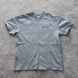 Polar skate co T-shirt  - Jag säljer denna coola polar T-shirten Den är i bra skick och är väldigt bekväm i storlek S  Nypris 500 Om det är några frågor så är det bara höra av sig mvh Oscar  Den som köper står för frakten 