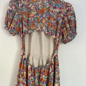 Sommarklänning  - Så fin sommarklänning från bikbok som är öppen i ryggen &  har en knytning i midjan! storlek M passar även en S! Skriv vid frågor eller intresse 🩷150kr + frakt 