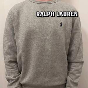 Ralph lauren sweatshirt i storlek S, modellen på bilden är cirka 180cm💯Inga defekter, perfekt inför sommaren! Hör av dig vid minsta fråga eller fundering🤗