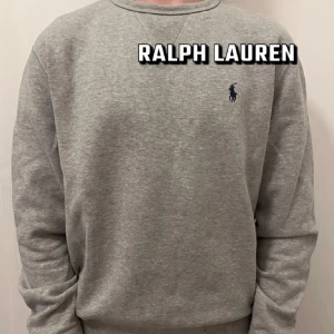 Ralph lauren sweatshirt - Ralph lauren sweatshirt i storlek S, modellen på bilden är cirka 180cm💯Inga defekter, perfekt inför sommaren! Hör av dig vid minsta fråga eller fundering🤗