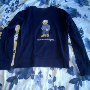 Polo bear ralph lauren tröja  - Helt ny skick och väldigt snygg tröja, letar du efter en perfekt tröja som matchar dina jeans så är det denna, kostar vanligt vis i butiken 2000kr men säljer den för mindre än hälften eftersom den är för liten 