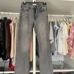 Super fina grå jeans ifrån Gina! I storlek 36, de är mid waist och slutar under navel💓💓
