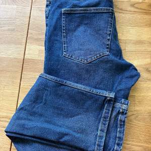 Lite mörkare blå jeans i jättefint skick från Project denim. Storlek 30/32. 