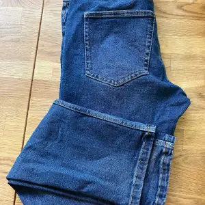 Lite mörkare blå jeans i jättefint skick från Project denim. Storlek 30/32. 