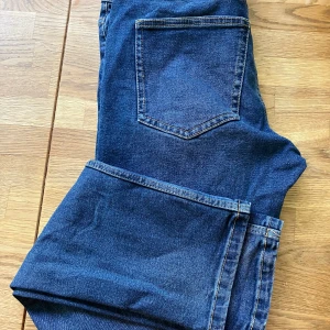Jeans pojke 30/32 - Lite mörkare blå jeans i jättefint skick från Project denim. Storlek 30/32. 