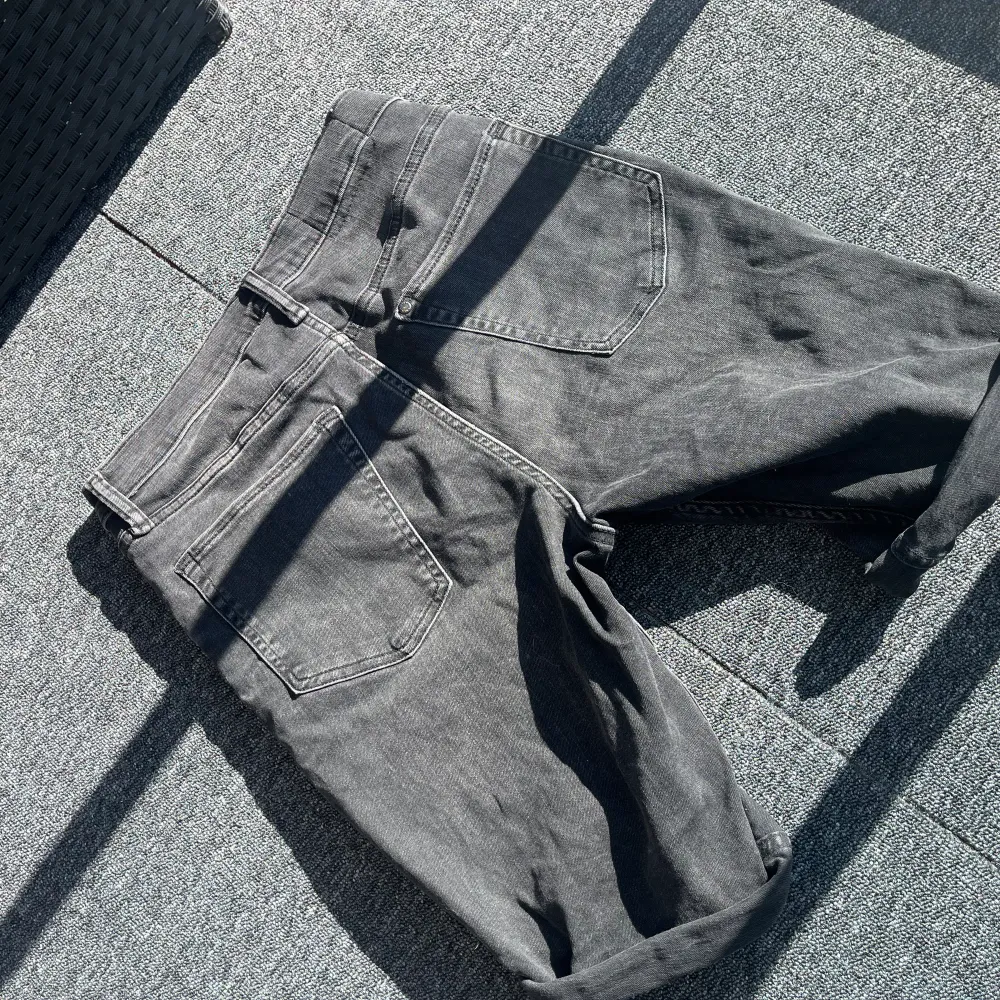 Svarta Jeansshorts från H&M i en slim fit använda en sommar och säljs för de blivit för små 🖤. Shorts.