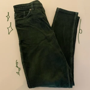 Gröna manchesterbyxor monki - Ett par mörkgröna manchesterbyxor från monki. Går precis till fotleden 🌿💚