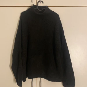 Stickad tröja  - Helt ny stickad tröja, lappen är avdragen då jag ångrade mig efteråt! 