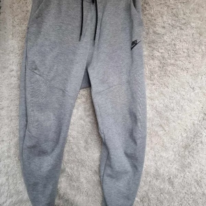 Nike tech set - Storlek s tröja m byxa