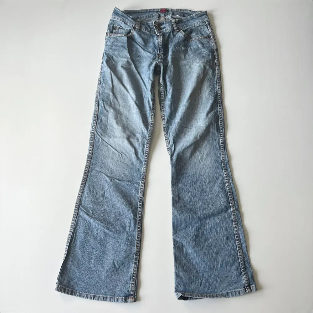 Lågmidjade bootcut jeans från H&M, gammal kollektion. Midjemått: 74 cm, stretch. Innerbenslängd: 79 cm. Inga defekter. Modellen är 167 cm lång. Skriv privat för mer bilder och mått! 💕. Jeans & Byxor.
