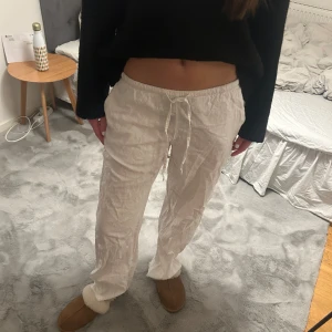 Superfina linnebyxor från Gina!!💕 - Säljer dessa populära linnebyxor från Gina tricot. De är i toppenskick! Lite skrynkliga då de legat i min låda ett tag. Stryker och tvättar innan jag skickar!! Nypris 399kr💕 tryck gärna på köp nu!! Pris kan diskuteras!!