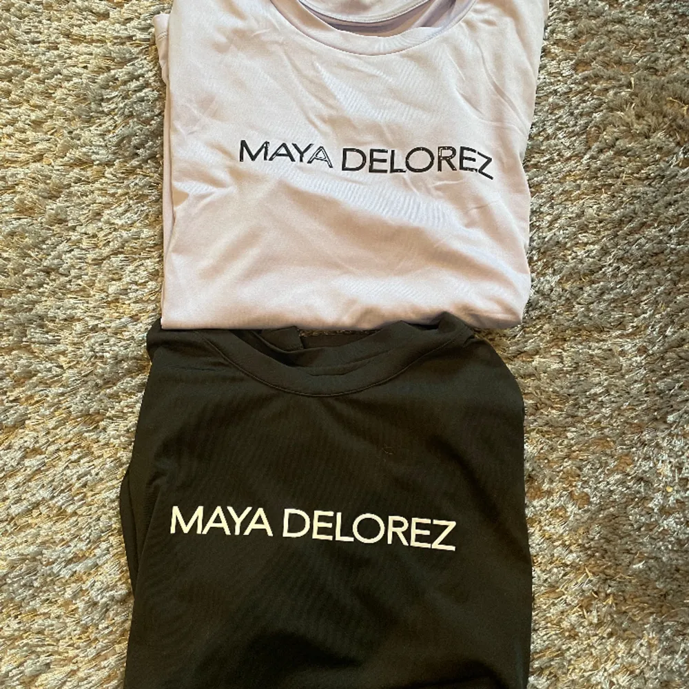 Maya delorez t-shirts storlek s Nyskick Nypris 299kr/st mitt pris 350för båda. T-shirts.