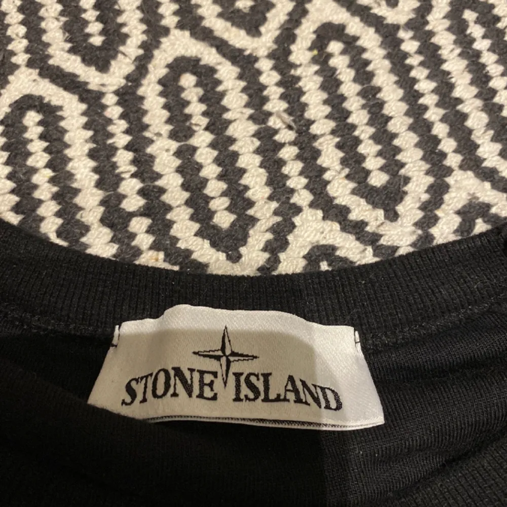 Hej säljer nu denna svarta stone island tröjan eftersom den bara stått på hullan och inte kommit till användning . Hoodies.