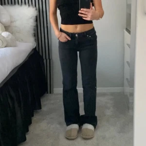 Lågmidjade raka jeans Stradivarius  - Säljer dessa fina lågmidjade, svarta, raka jeans från Stradivarius. Passar xs/s, knappt använda men så snygga 😍😇 priset är diskuterbart 💸 lånad första bild 