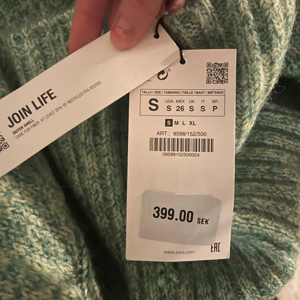 Säljer min så härliga och unika zara tröja i en så fin grön färg💚Aldrig använd och prislappen sitter kvar!🥰. Tröjor & Koftor.