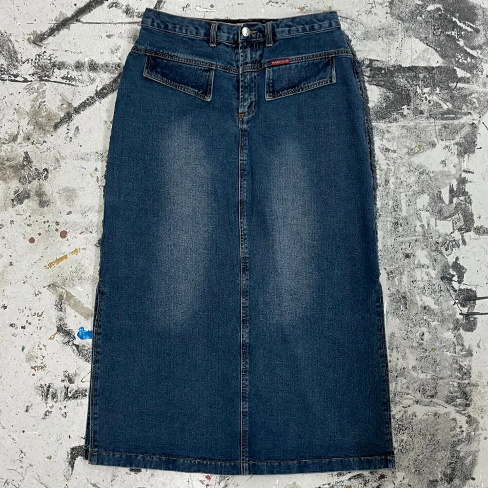 Vintage jeanskjol med fina detaljer på fickor och sidorna. Midjemått 79 cm, kjolens längd 90 cm. Kjolar.