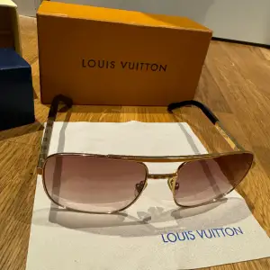 Hej säljer nu mina Louis Vuitton attitude 1:1 solglasögon, perfekta för sommaren!