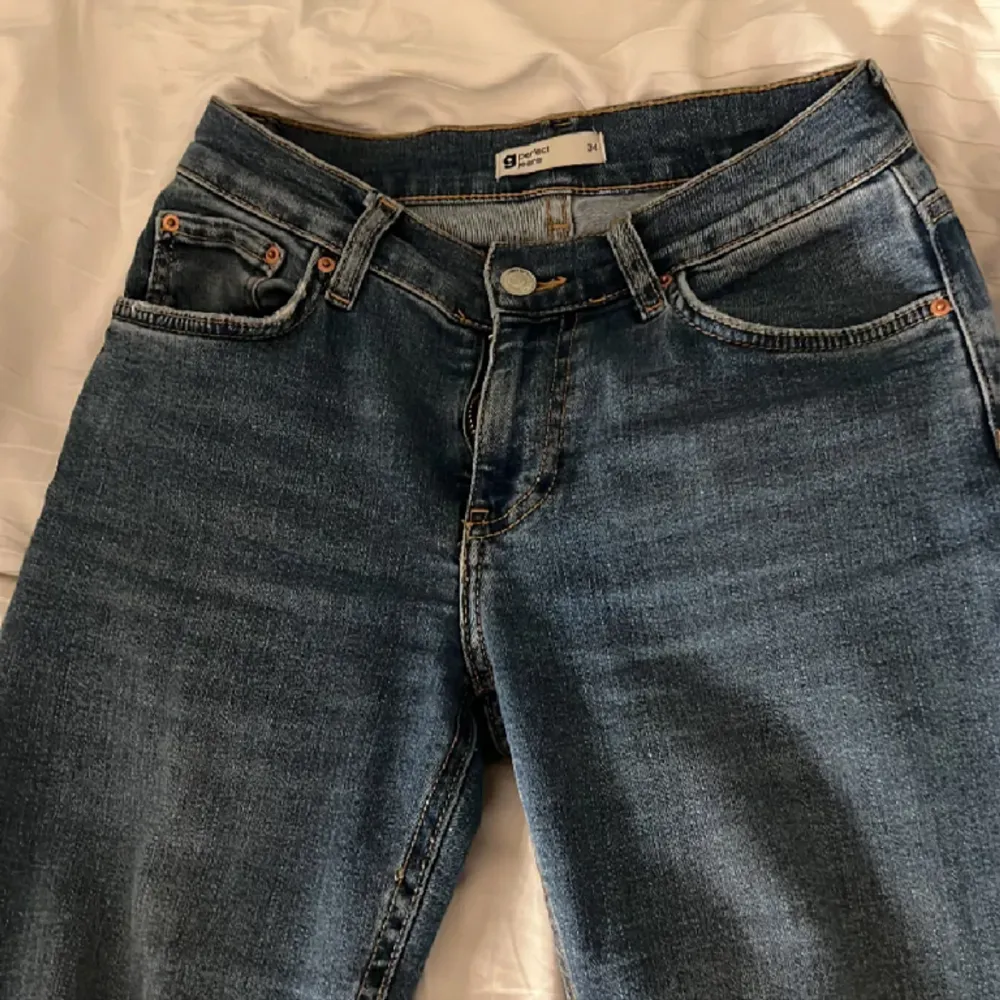 Säljer mina slutsålda jeans ifrån Gina i storlek 34 då dom inte kommer till användning hos mig längre. Jag står ej för kostanden på frakten. . Jeans & Byxor.