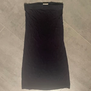 Mörkblå tubkjol - Mörkblå tubkjol, formar kroppen snyggt💞 strl 122-128, typ som xs men stretchig