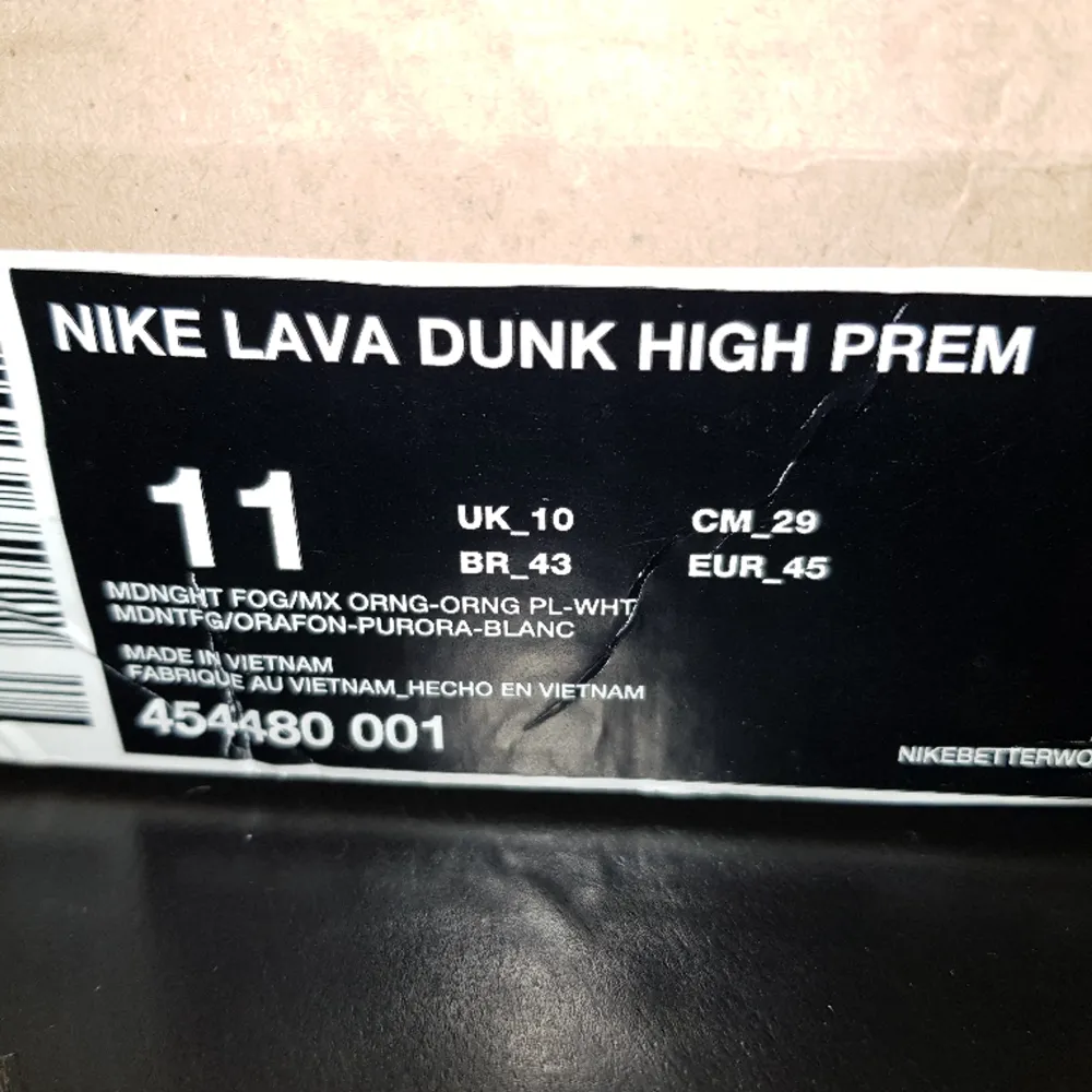 Upp till försäljning är en riktigt shysst Nike sneaker iform av en Nike Lava Dunk High Prem ifrån 2011 (Deadstock, aldrig suttit fot) Detta är en blandning mellan en dunk och en ACG (All condition gear) sko vilket gör den väldigt bra att ha året runt. Skor.
