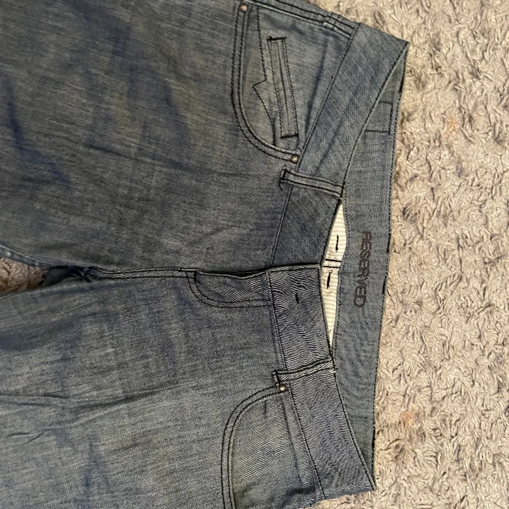 Lågmidjade bootcut jeans  Midjemåttet 43  Innerbenslängd 76  Ytterbenslängd 96. Jeans & Byxor.