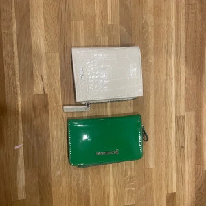 Plånböcker - Två plånböcker från Monki och stradivarius. Har inte använts på en stund så därför jag säljer💕50 kr styck, 75 om du tar båda