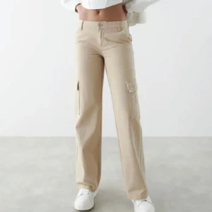 Cargo Jeans - Säljer dessa snygga cargo jeansen ifrån Gina! Säljer pågrund av att jag inte använder de längre. Jeansen är i väldigt fint skick och har inte märken/skador🤍