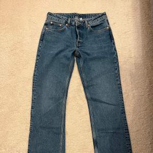 Säljer dessa fina lågmidjade blåa jeans då dom inte kommer till användning längre!!💕Jättebra skick och använda 1 gång 