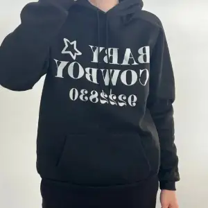 Svart Nessa Barrett inspirerad hoodie från Waytoohottocry i storlek s (sitter som en xs). Använd fåtal gånger.