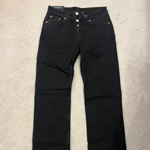 Säljer dessa fina svarta jeans 💕helt oanvända och prislappen hänger kvar