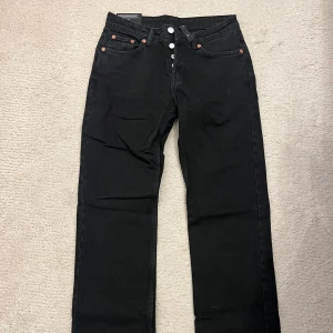 Svarta jeans  - Säljer dessa fina svarta jeans 💕helt oanvända och prislappen hänger kvar