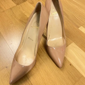 CHRISTIAN LOUBOUTIN - Säljer mina CL skor, storlek 37,5. Inköpta på Svannahs.  Endast använda 4 gånger dock under fel väderlag, därav slitningen under. ❤️  Pris kan diskuteras vid snabb affär. 🥰