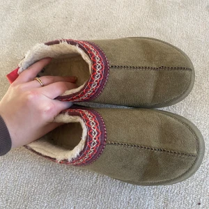 Låga tofflor - Fake uggs i färgen kaki köpt ifrån selotha och använd 1 tillfälle