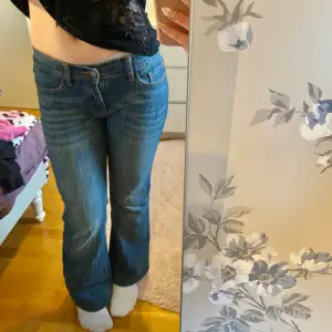 Jättecoola retro jeans köpta från Brandy Melville i Italien. Dom är bara använda några få gånger och är i nyskick. Passar mig som är 162 men kan göras längre då jag själv har sytt upp dom. 