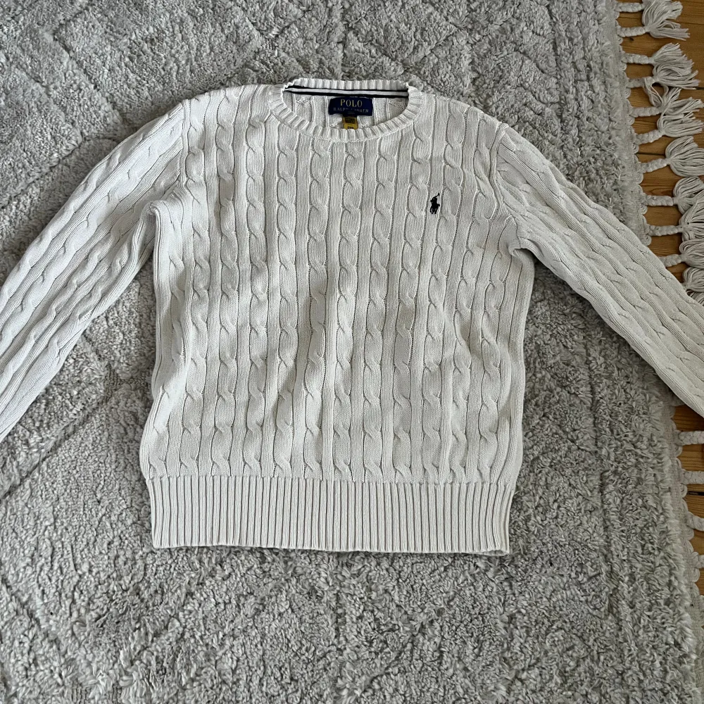 En vit Ralph lauren tröja. Är i barnstorlek M men passar även xs. Köpt för 1250 men säljer för 450kr. Stickat.