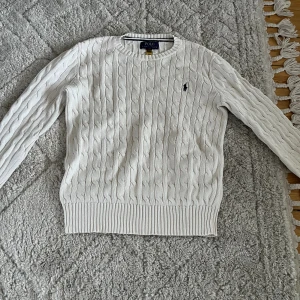 Ralph lauren tröja  - En vit Ralph lauren tröja. Är i barnstorlek M men passar även xs. Köpt för 1250 men säljer för 450kr