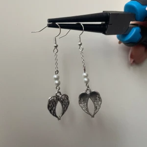 #006 örhängen💓 - Fina örhängen! Finns bara i silver. Köps i par för 45kr eller styck för 25kr.