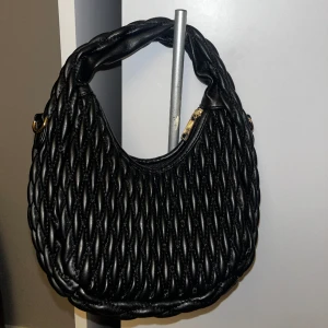 Väska från Don Donna - Denna är helt ny, inte används nångång. Den är väldigt fin och elegant😊