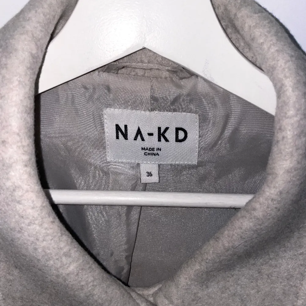 Oversized kort jacka från NAKD som är helt slutsålt! Den är nästan aldrig använd. Storlek 36 men passar även 38. Nypris 879kr, så passa på att fynda🩷. Jackor.