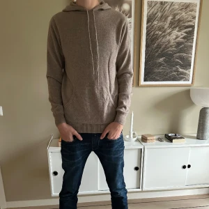 Kashmir Tröja - säljer nu denna trendiga super feta John Henrik 100% kashmir tröja i färgen begie. Den är i skick 10/10 och är aldrig använd. Modellen på bilden är 185cm lång! Den är köpt i butik för ca 2000kr.  hör av er vid frågor&bilder.