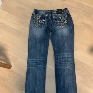 Jeans från Miss Me - Ikoniska jeans från Miss Me med finaste fickorna🎀 Storlek 30/32! Svarar gärna på frågor om mått, prisförslag osv❤️