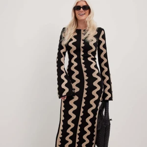 Klänning - Säljer denna lång klänningen. Köpt för ca 1 år sedan för 900kr. Använd ca 3 gånger. Inga defekter eller skador. Skriv privat för fler frågor💗😊