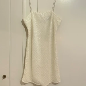 Klänning  - Jättesöt klänning från pretty little thing som är helt oanvänd. Den är i storlek 42 men kan bäras av de som vanligtvis bär mindre storlekar (beror på hur man vill att den ska sitta). 